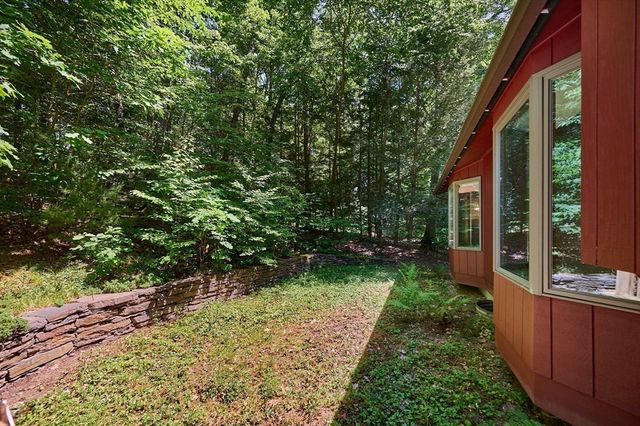 15 Red Fox Ln, Amherst, MA 01002