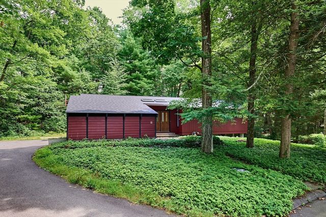 15 Red Fox Ln, Amherst, MA 01002