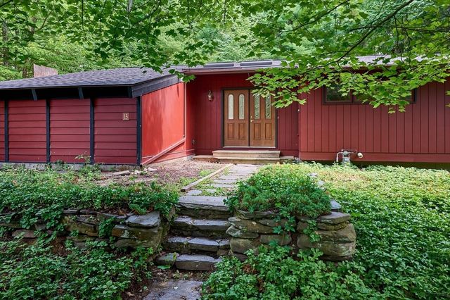 15 Red Fox Ln, Amherst, MA 01002