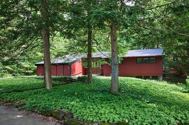 15 Red Fox Ln, Amherst, MA 01002