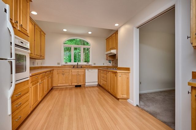 15 Red Fox Ln, Amherst, MA 01002