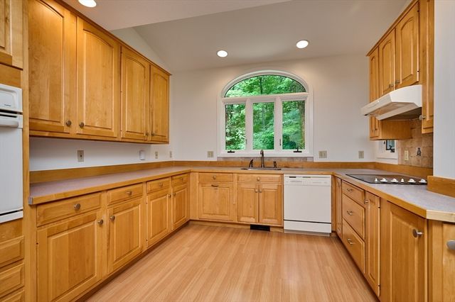 15 Red Fox Ln, Amherst, MA 01002
