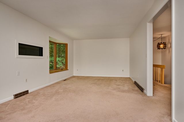 15 Red Fox Ln, Amherst, MA 01002