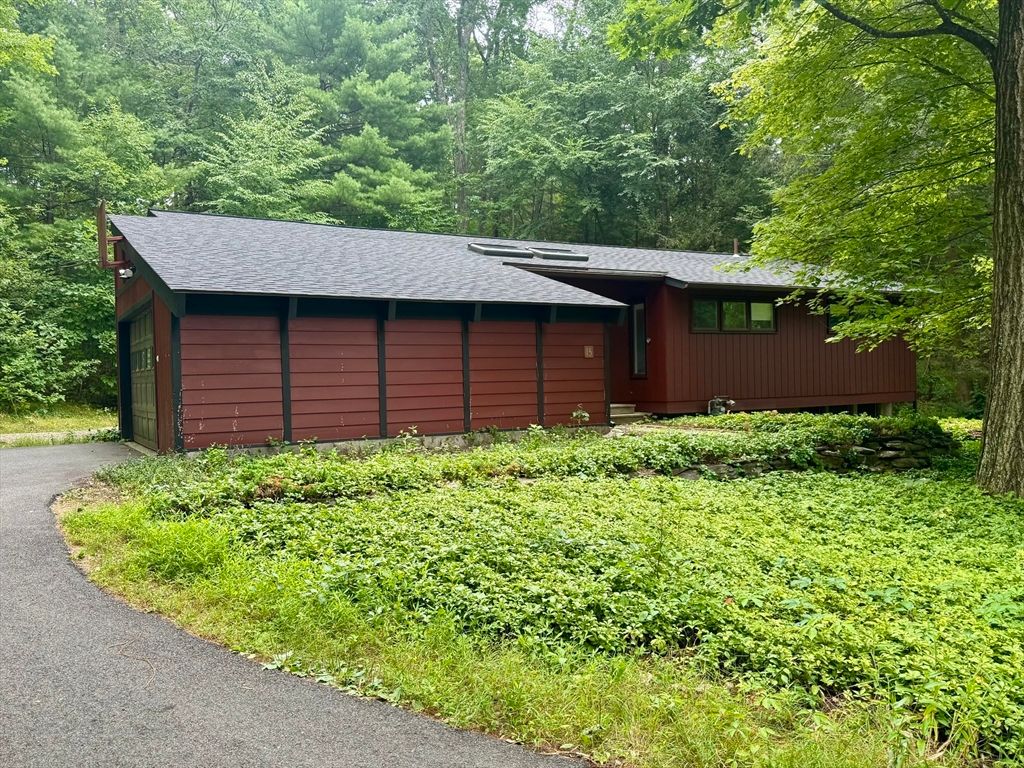 15 Red Fox Ln, Amherst, MA 01002