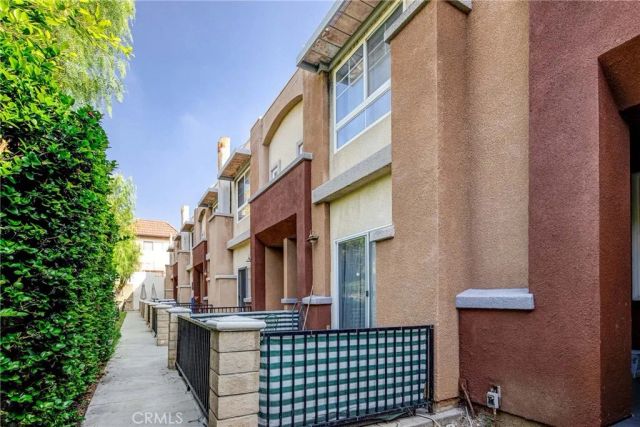 532 N Mariposa Avenue 104, Los Angeles, CA 90004