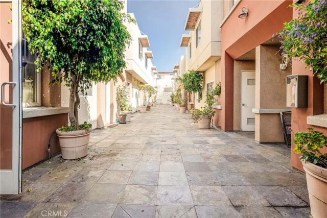 532 N Mariposa Avenue 104, Los Angeles, CA 90004
