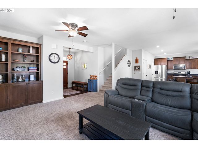 218 FINNEYS Ave, Molalla, OR 97038