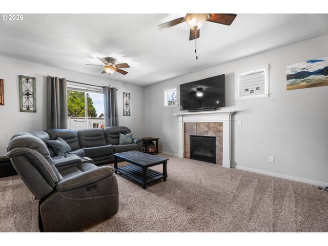 218 FINNEYS Ave, Molalla, OR 97038