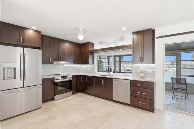 6537 CAPE HATTERAS WAY NE 4, St Petersburg, FL 33702