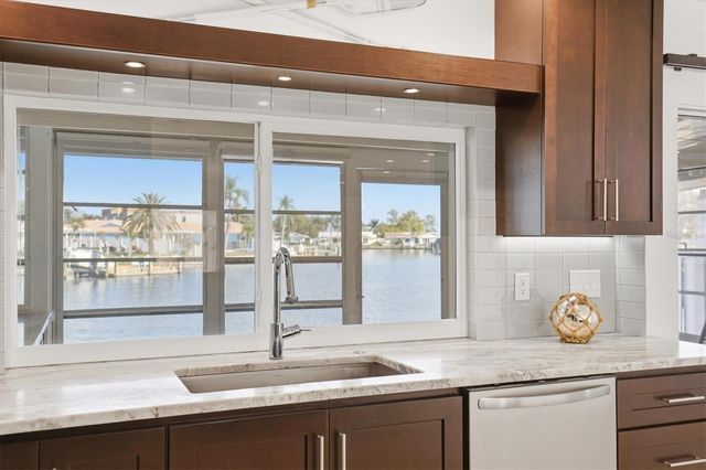 6537 CAPE HATTERAS WAY NE 4, St Petersburg, FL 33702