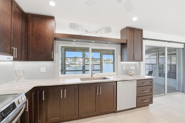 6537 CAPE HATTERAS WAY NE 4, St Petersburg, FL 33702