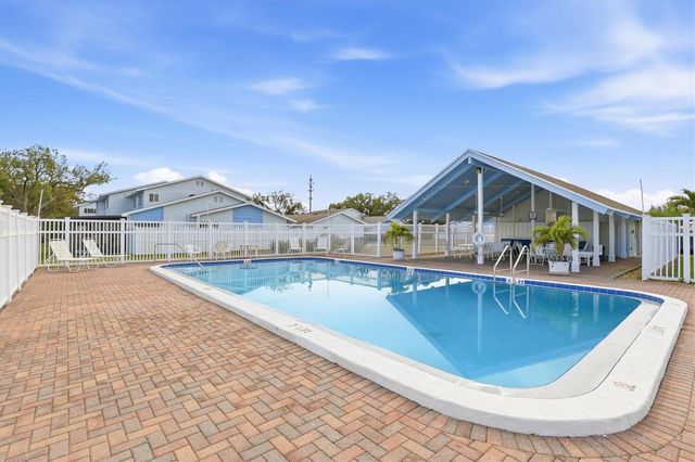 6537 CAPE HATTERAS WAY NE 4, St Petersburg, FL 33702