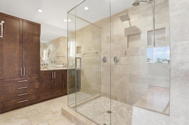 6537 CAPE HATTERAS WAY NE 4, St Petersburg, FL 33702