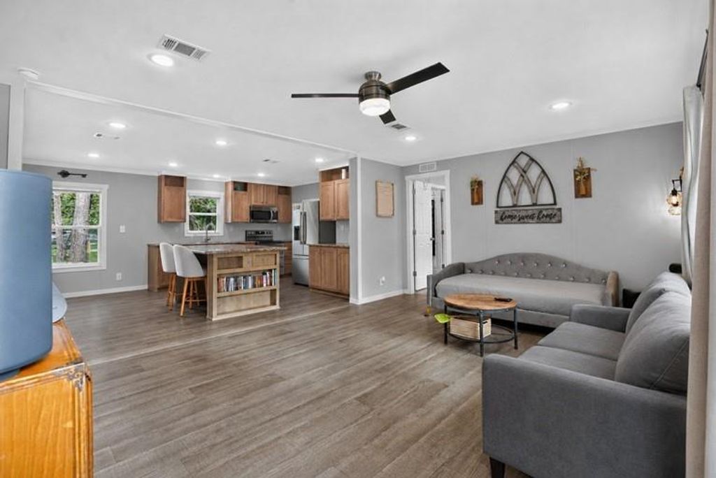 10 Oakwood Drive, Huntsville, TX 77320