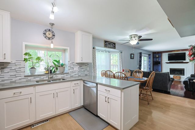 830 Hawk Lane, Carol Stream, IL 60188