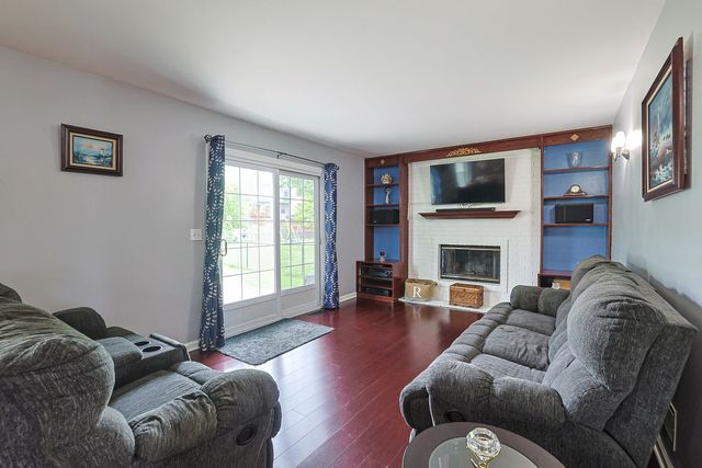 830 Hawk Lane, Carol Stream, IL 60188