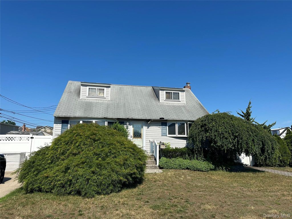 4 Rosemary Drive, Massapequa, NY 11758