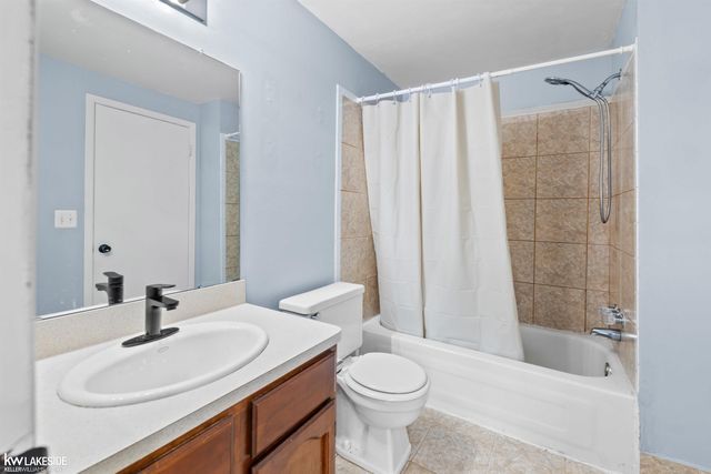 16880 Kingsbrooke Drive, Clinton Twp, MI 48038