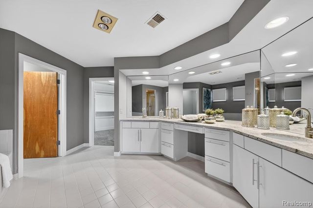 4176 Oak Tree Circle, Rochester, MI 48306