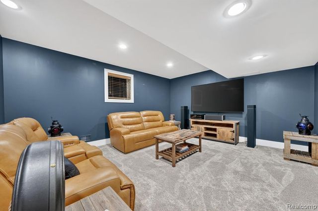 4176 Oak Tree Circle, Rochester, MI 48306