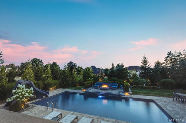 4176 Oak Tree Circle, Rochester, MI 48306