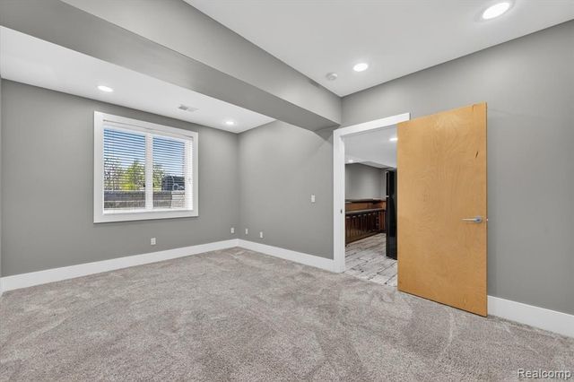 4176 Oak Tree Circle, Rochester, MI 48306