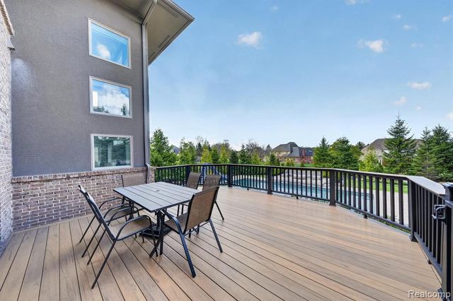 4176 Oak Tree Circle, Rochester, MI 48306
