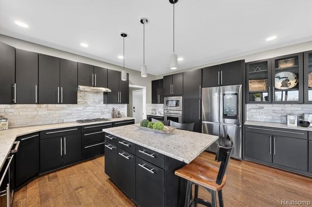 4176 Oak Tree Circle, Rochester, MI 48306