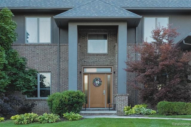 4176 Oak Tree Circle, Rochester, MI 48306