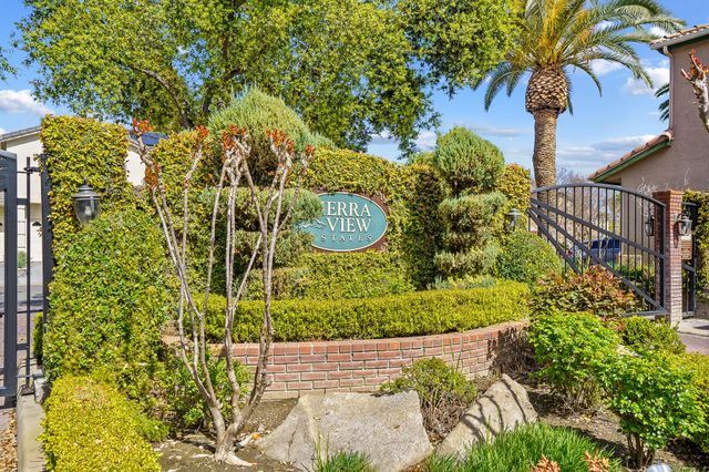 2669 E Sean Avenue, Fresno, CA 93720