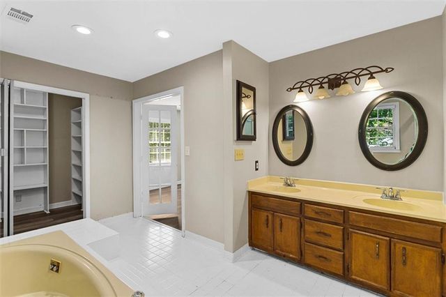3722 Southgate Drive SW, Lilburn, GA 30047