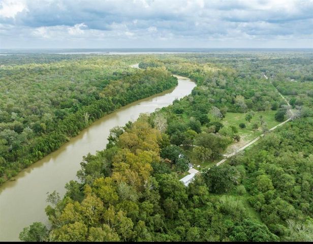 464 River Road, Angleton, TX 77515