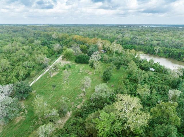 464 River Road, Angleton, TX 77515
