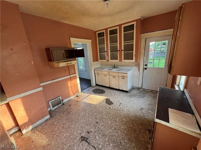 14148 Berwyn Avenue, Cleveland, OH 44111