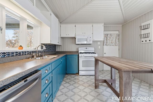 897 W 32nd Street, Holland City, MI 49423