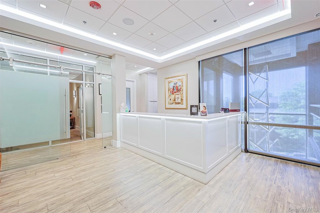 833 Northern Boulevard 270, Great Neck, NY 11021 — exterior