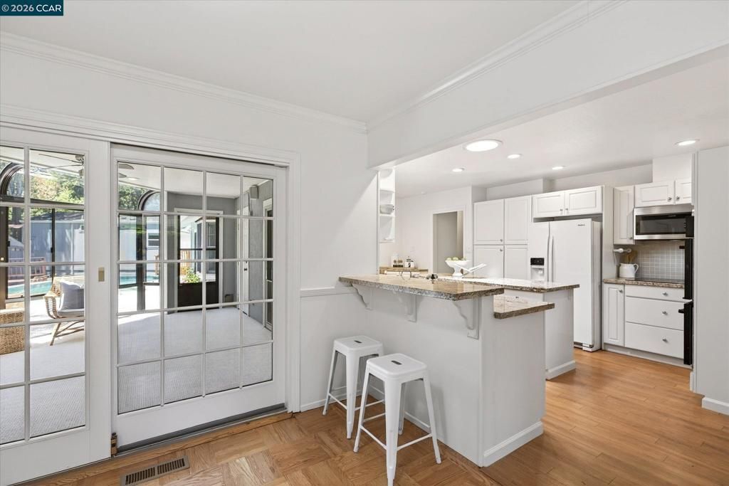 Image 13 of property listing at 599 Silverado Dr, Lafayette, CA 94549