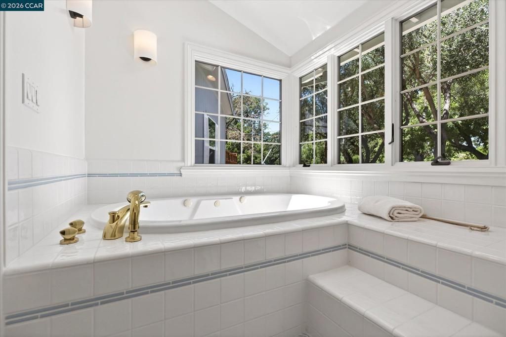 Image 20 of property listing at 599 Silverado Dr, Lafayette, CA 94549