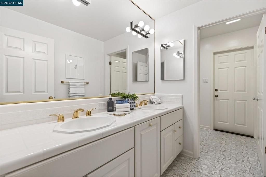 Image 25 of property listing at 599 Silverado Dr, Lafayette, CA 94549
