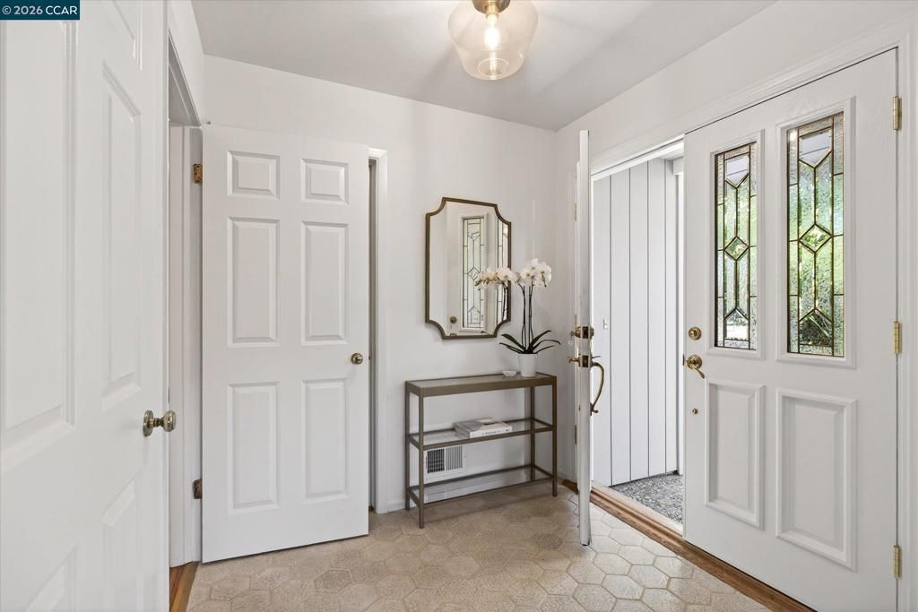 Image 4 of property listing at 599 Silverado Dr, Lafayette, CA 94549
