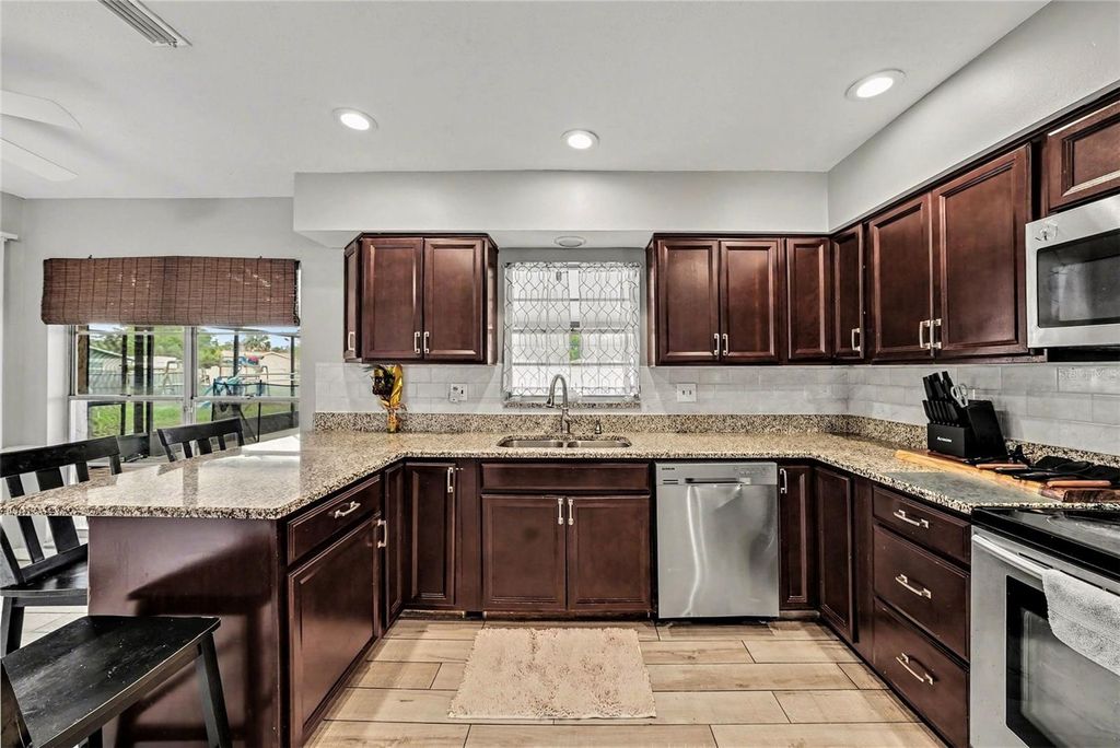 Image 11 of property listing at 208 DONATELLO DRIVE, Brandon, FL 33511