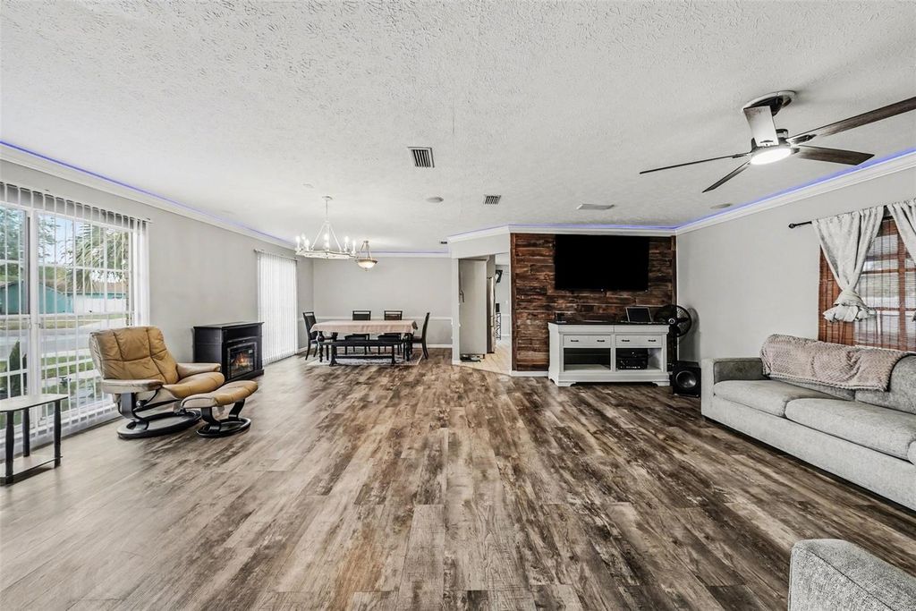 Image 5 of property listing at 208 DONATELLO DRIVE, Brandon, FL 33511