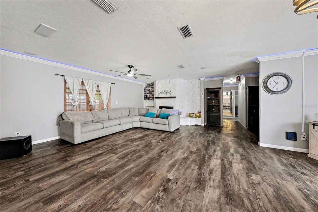 Image 7 of property listing at 208 DONATELLO DRIVE, Brandon, FL 33511