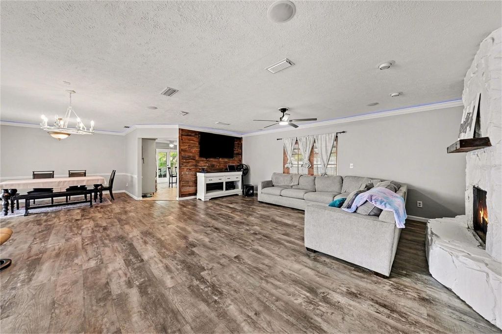 Image 8 of property listing at 208 DONATELLO DRIVE, Brandon, FL 33511