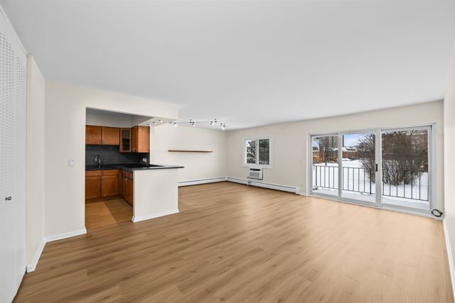 10385 Dearlove Road 2C, Glenview, IL 60025