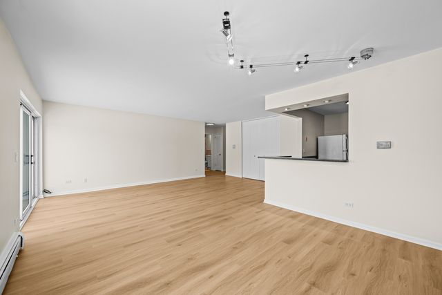 10385 Dearlove Road 2C, Glenview, IL 60025