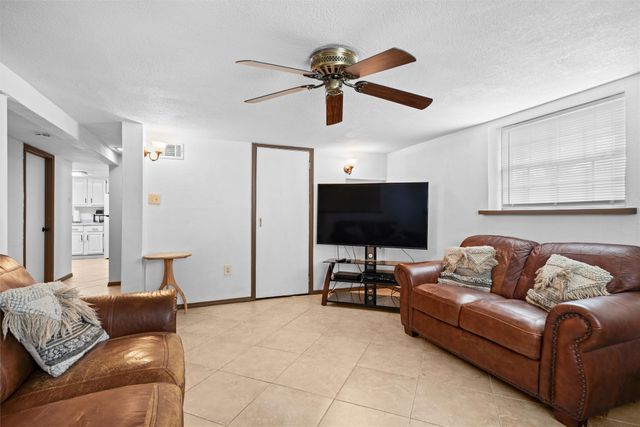 1011 S Delaware Street, Irving, TX 75060