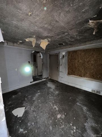 15384 Lesure Street, Detroit, MI 48227