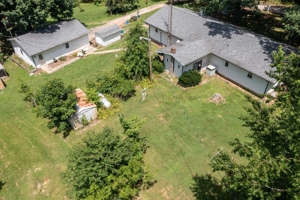 Image 2 of property listing at 19503 N Moonbeam Lane, Mt Vernon, IL 62864