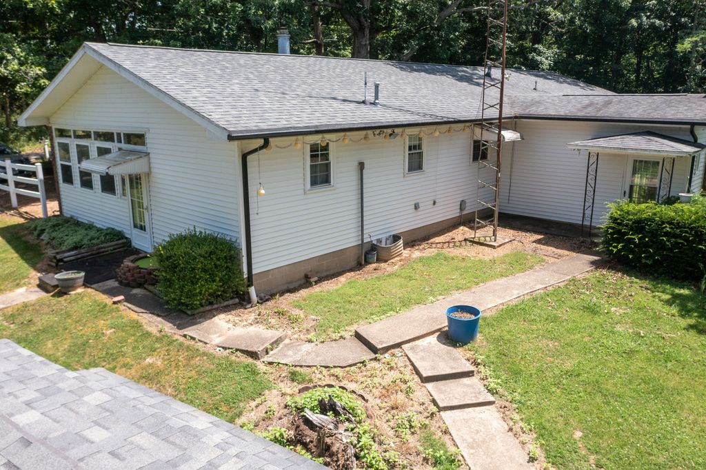 Image 11 of property listing at 19503 N Moonbeam Lane, Mt Vernon, IL 62864